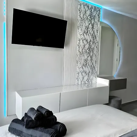 Modern Oasis - Pool, Gym & Tennis Apartament *