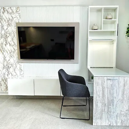 Apartman Modern Oasis - Pool, Gym & Tennis *