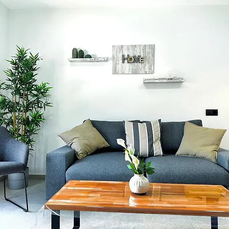 Modern Oasis - Pool, Gym & Tennis Apartament