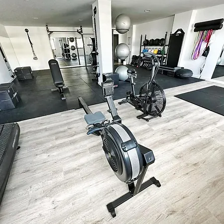 Modern Oasis - Pool, Gym & Tennis Apartament