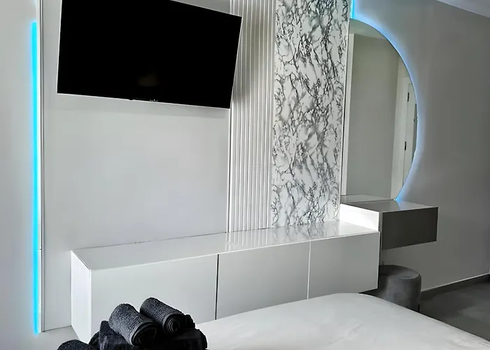 Modern Oasis - Pool, Gym & Tennis Appartamento *